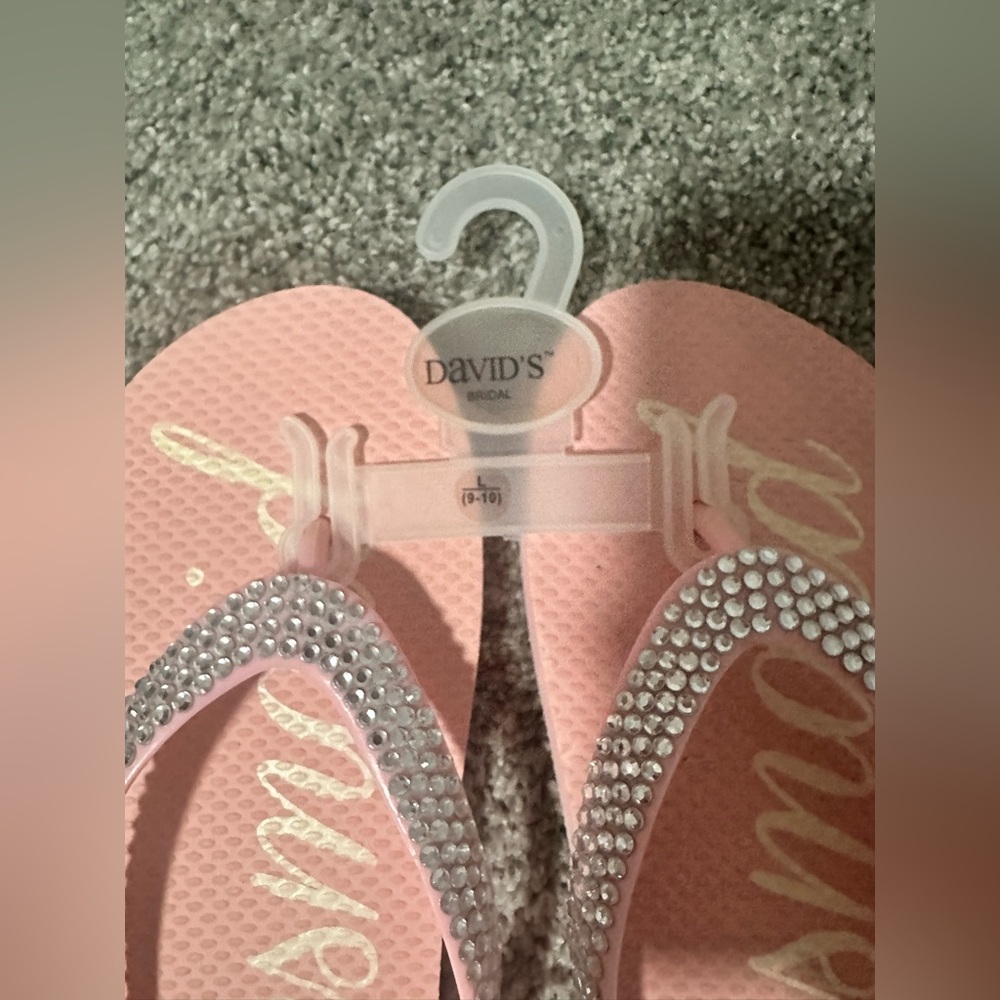 New with tags David’s Bridal Bridesmaid pink rhinestone flip flops - Picture 3 of 4